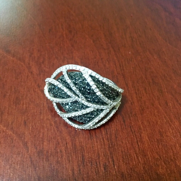 Sterling Silver Black & White CZ Pave Leaf Ring - Picture 2 of 4